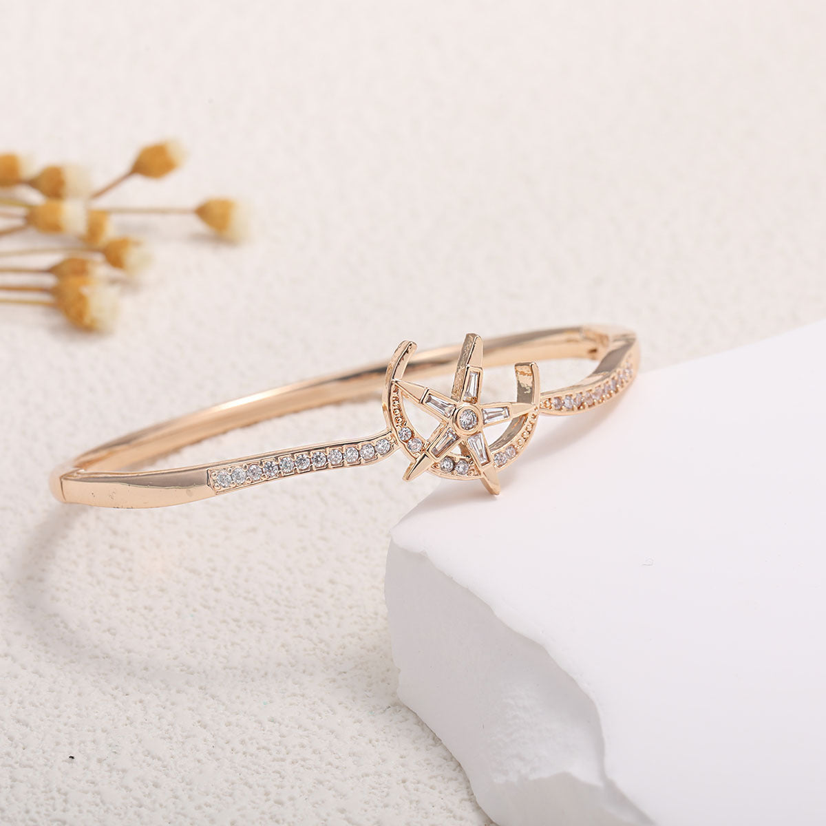 Women's bangle with elegant infinity pattern and sparkling zirconia Fashion Glam