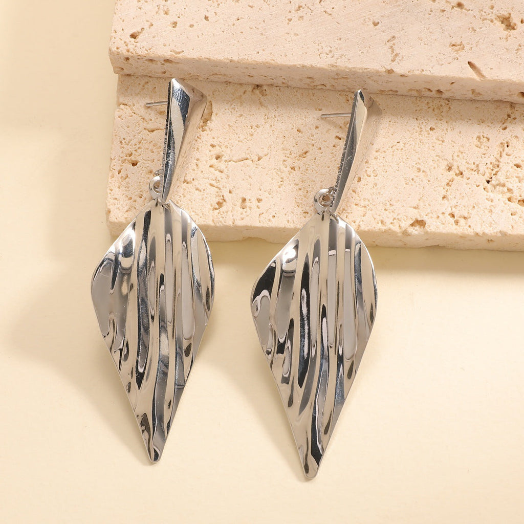 Women's Hanging Earrings in Stylish Leaf Design Fashion Glam
