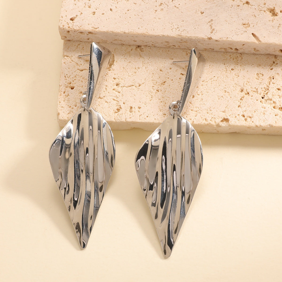 Women's Hanging Earrings in Stylish Leaf Design Fashion Glam