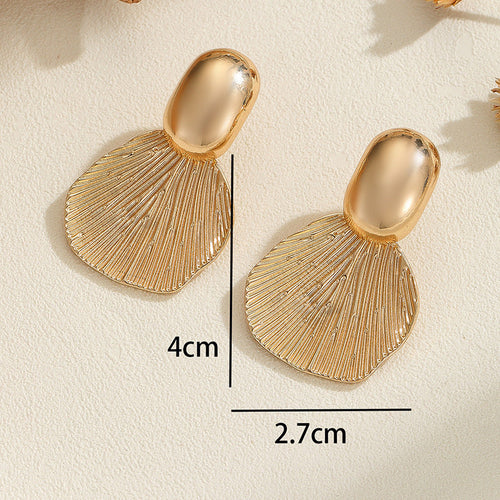 Ladies Hanging Earrings with Luxurious Leaf Design Fashion Glam