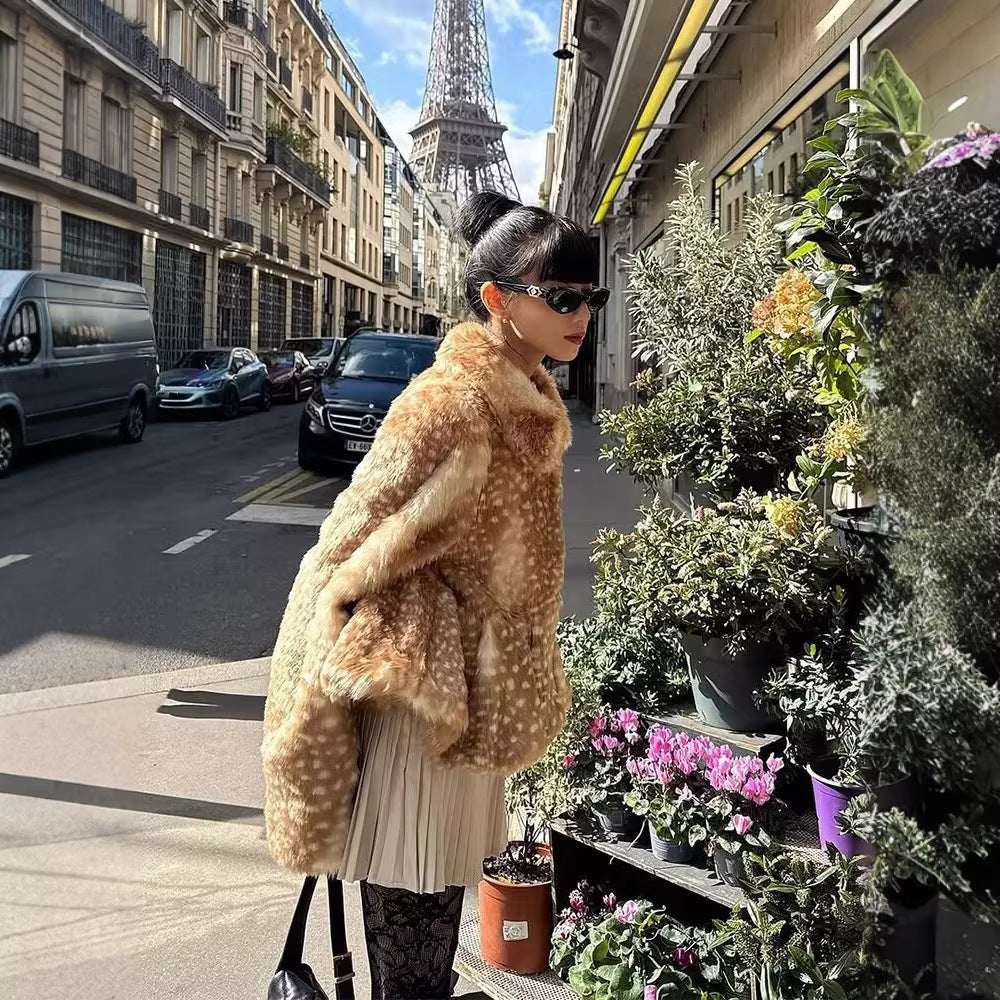 Women's short coat made of voluminous teddy faux fur with stand-up collar and soft touch Fashion Glam