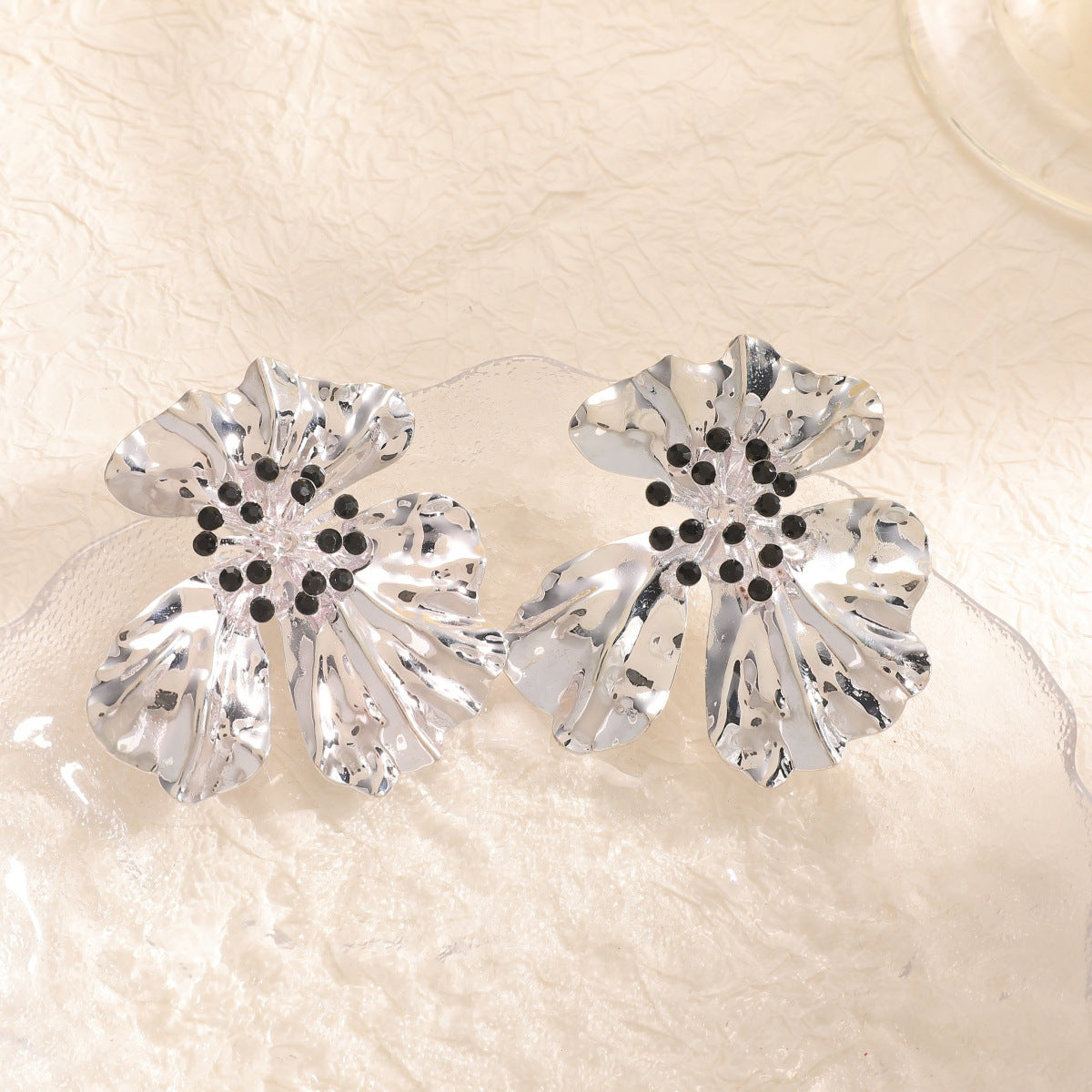 Women’s metal flower earrings with sparkling red accents Fashion Glam