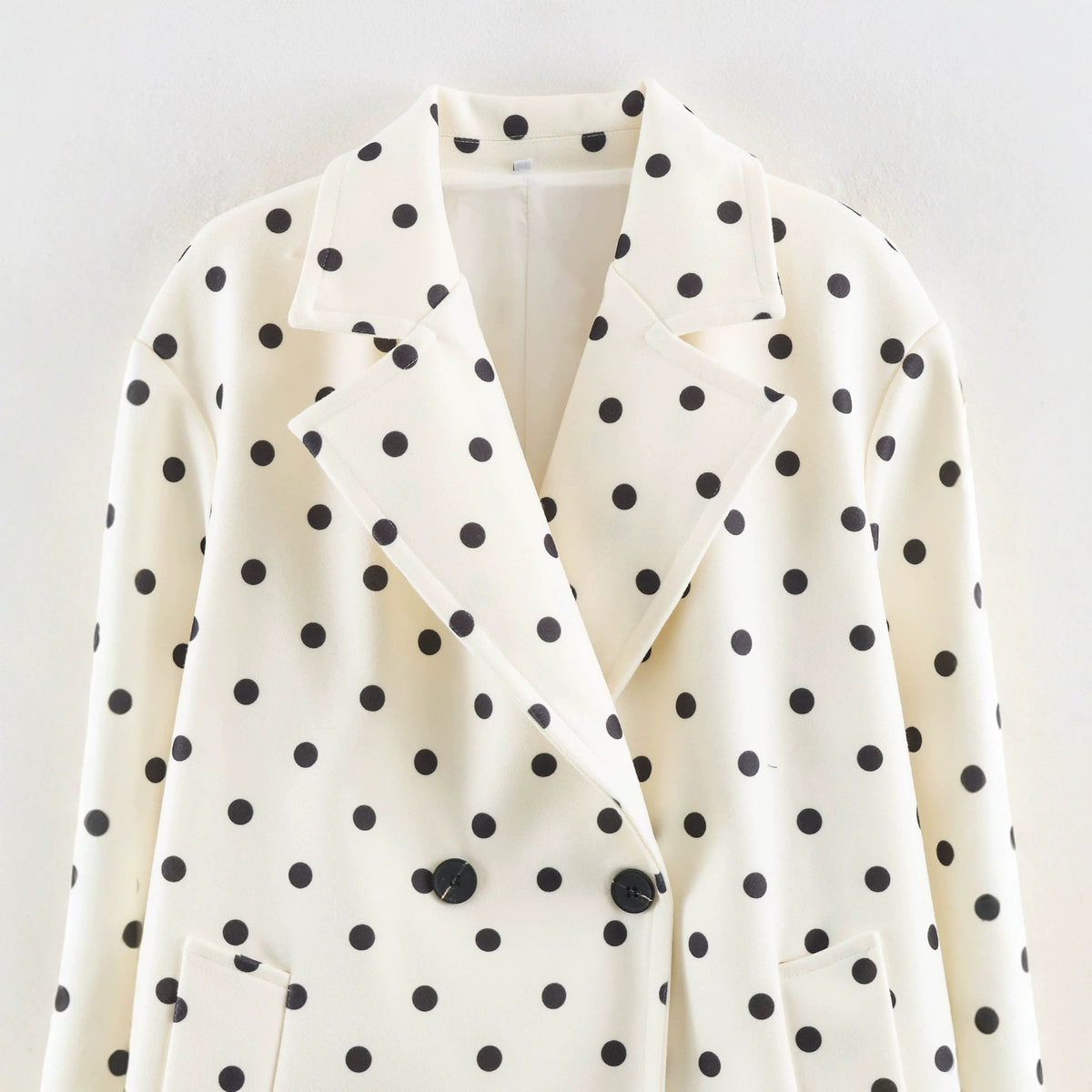 Women's midi coat in polka dot pattern with lapel collar and double-breasted button placket Fashion Glam