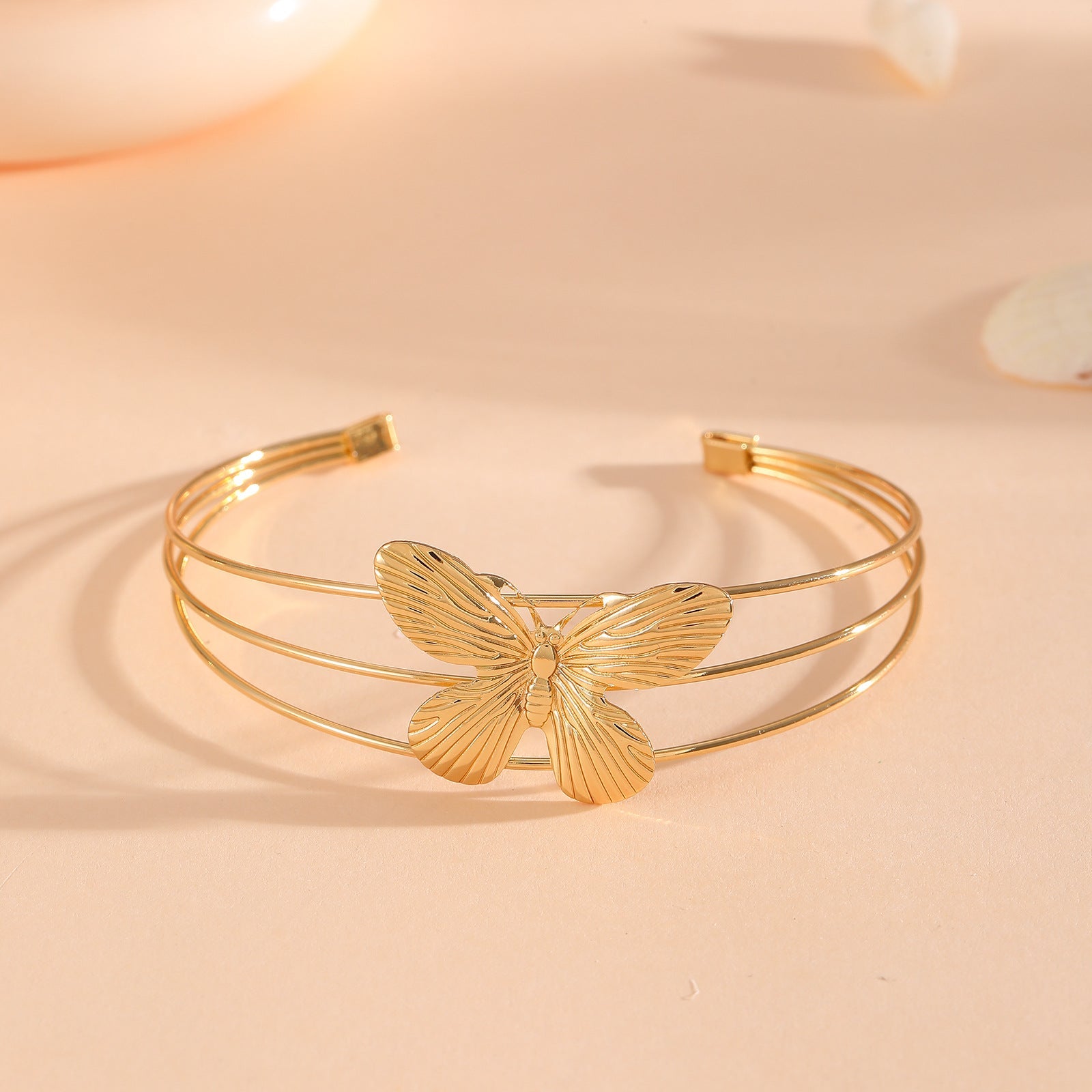 Women's bracelet with intricate bow design Fashion Glam