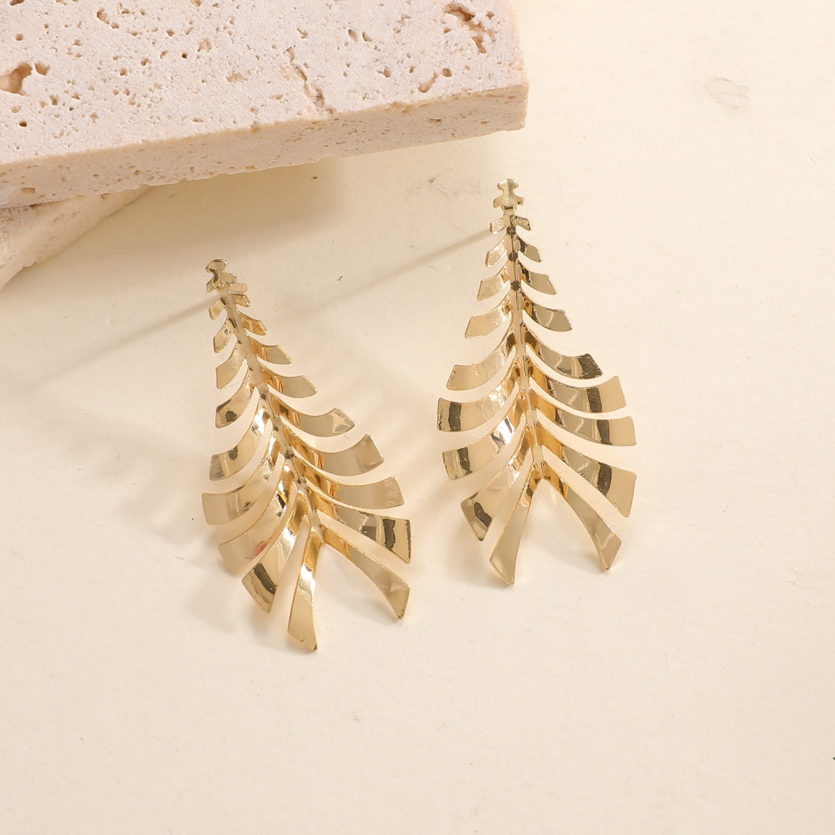 Women Hanging Earrings in Elegant Leaf Design Fashion Glam