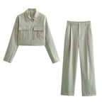 Women's short-cut faux leather jacket in field style with shirt collar and double flap pockets Fashion Glam