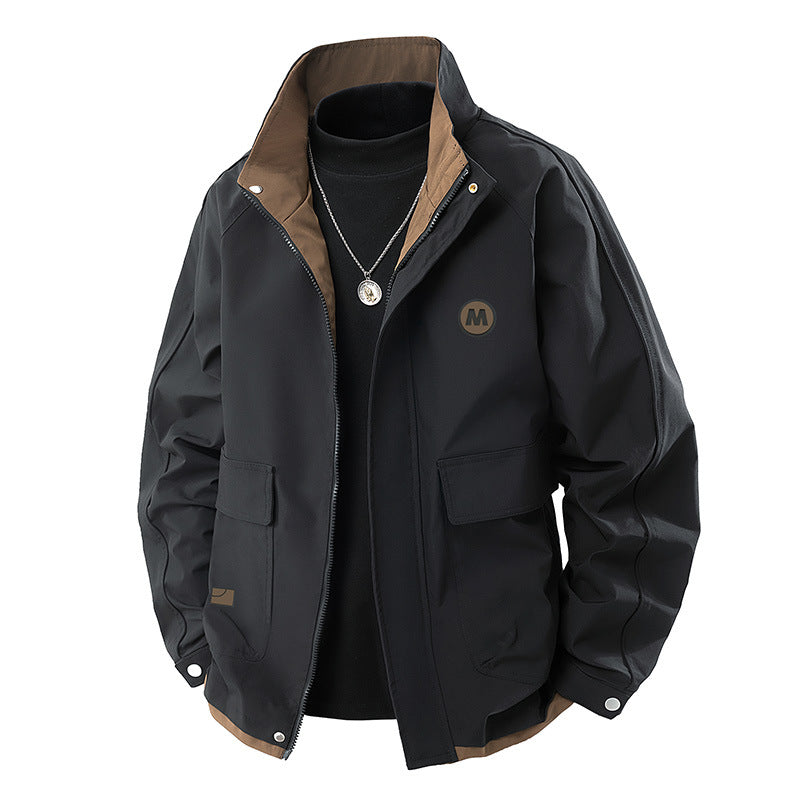 Men's short cut softshell utility jacket with stand-up collar and flap pockets Fashion Glam