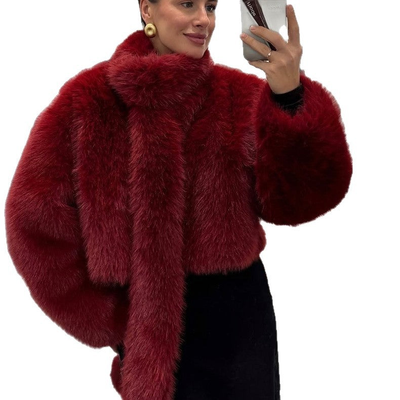 Women's short jacket made of luxurious faux fur with shaggy look and boxy silhouette Fashion Glam