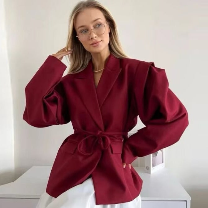 Women's blazer with shoulder cutouts, belted waist and single button closure Fashion Glam