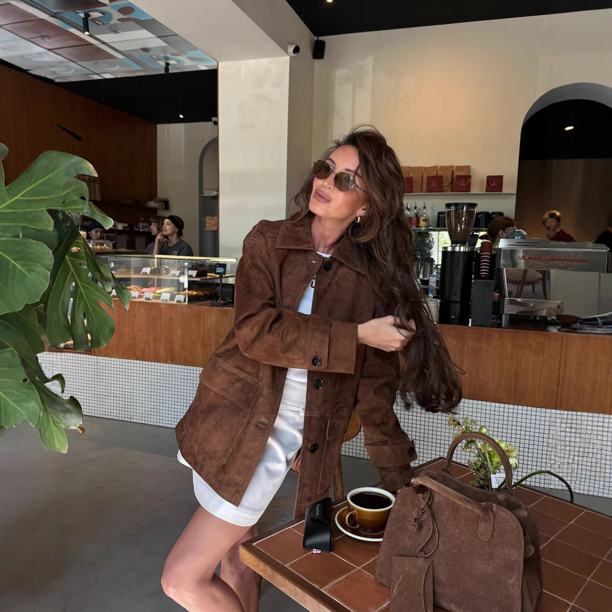 Women's short coat made of suede imitation with shirt collar and patch pockets Fashion Glam