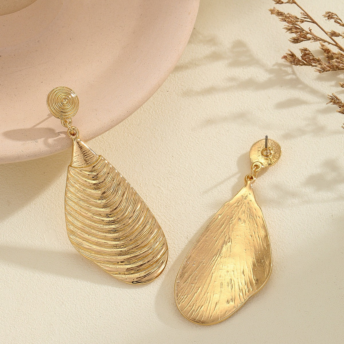 Ladies Elegant Earrings made of high-quality, textured metal Fashion Glam