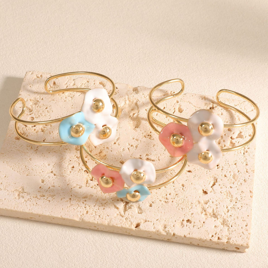Women's bangle with elaborate floral design Fashion Glam