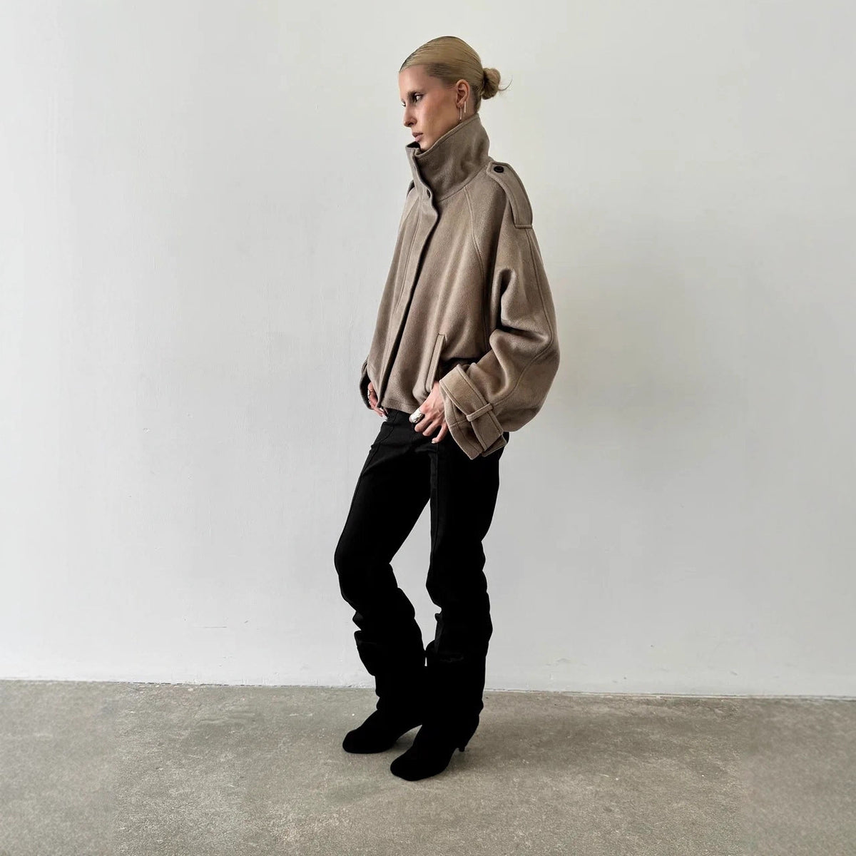 Women's short jacket made of wool blend with high stand-up collar, balloon sleeves and shoulder flaps Fashion Glam