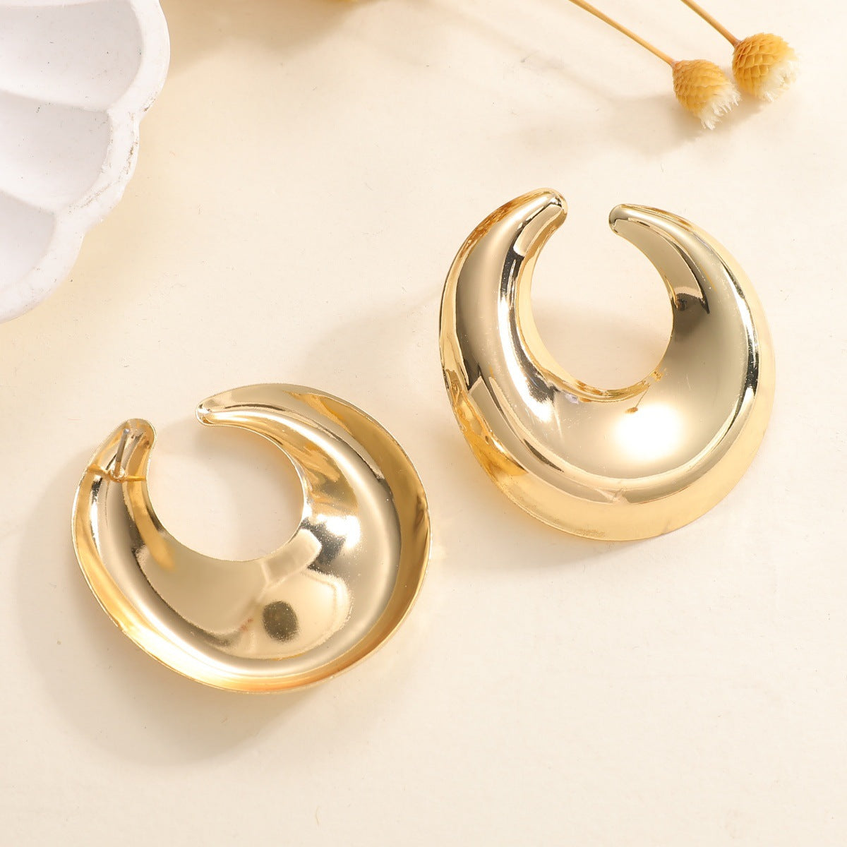 Women's earrings with elegant curved design Fashion Glam