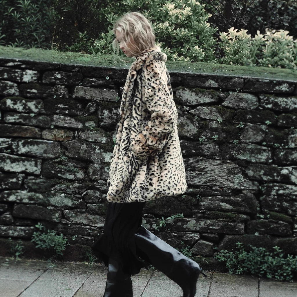 Women's faux fur coat in oversized cut with lapel collar, tie belt and pockets Fashion Glam