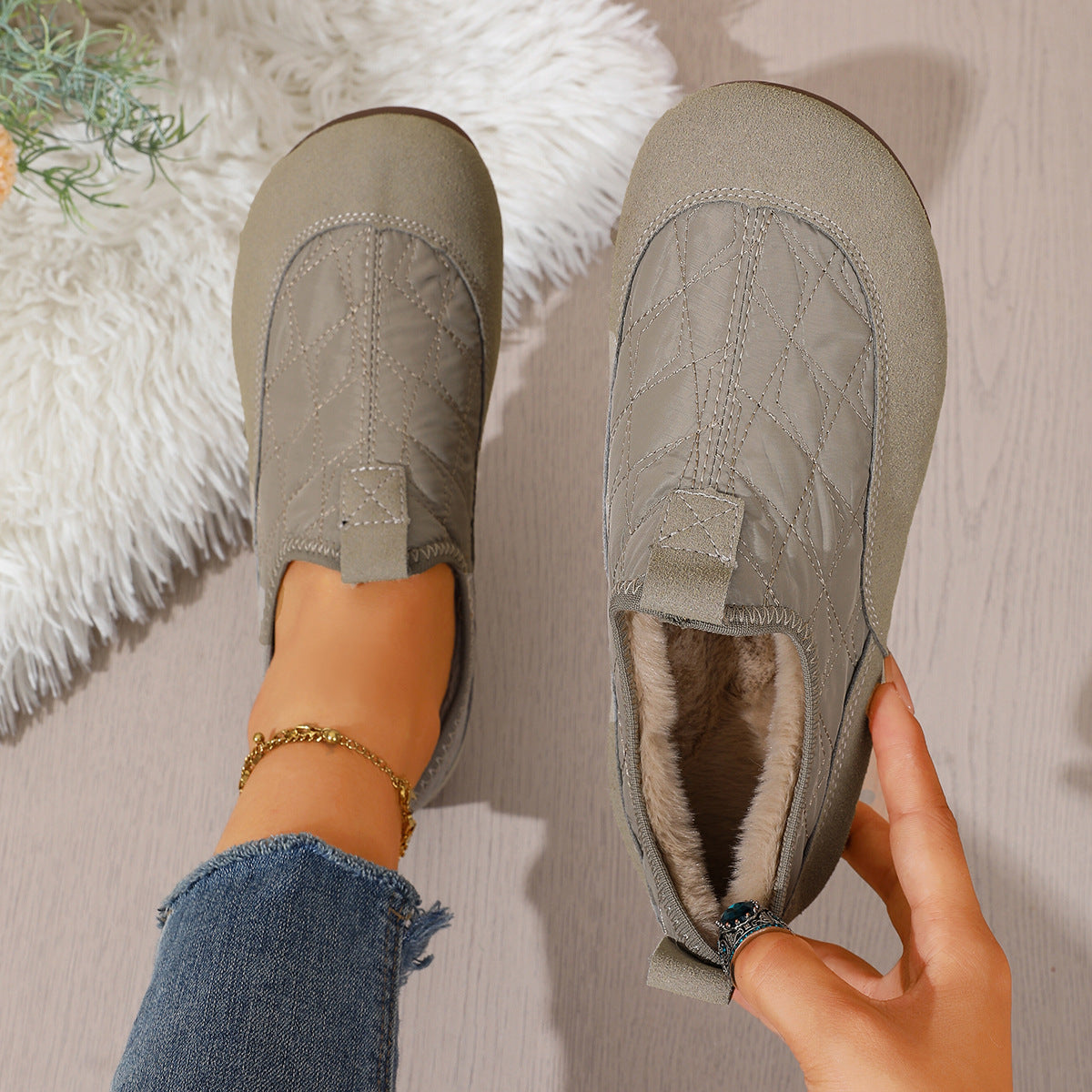 Women's Padded Quilted Slip-On Leisure Shoes with Non-Slip Profiling Sole Fashion Glam