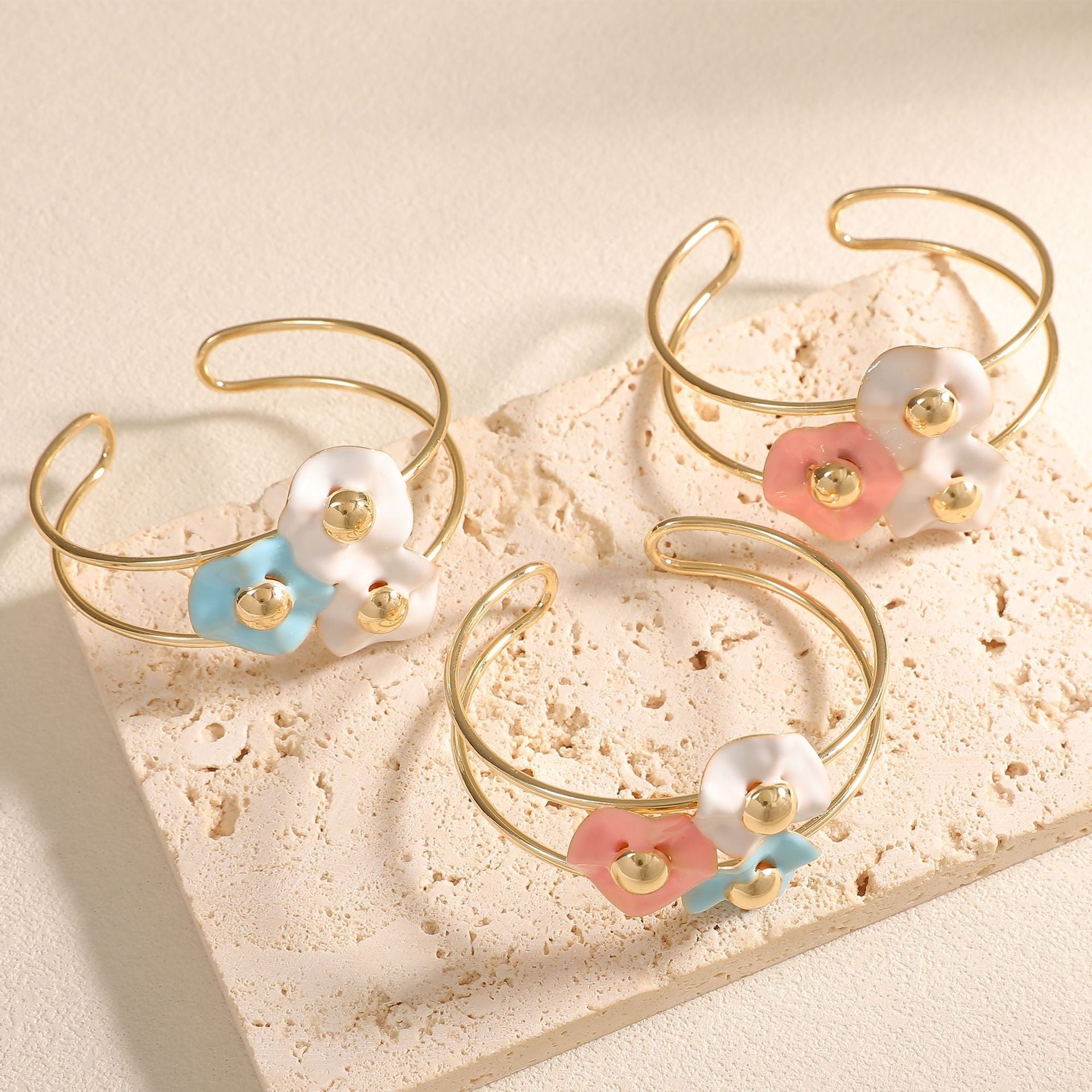 Women's bangle with elaborate floral design Fashion Glam