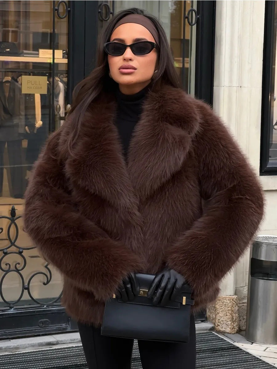 Ladies short coat made of luxurious high-pile faux fur with boxy silhouette and wide lapels Fashion Glam