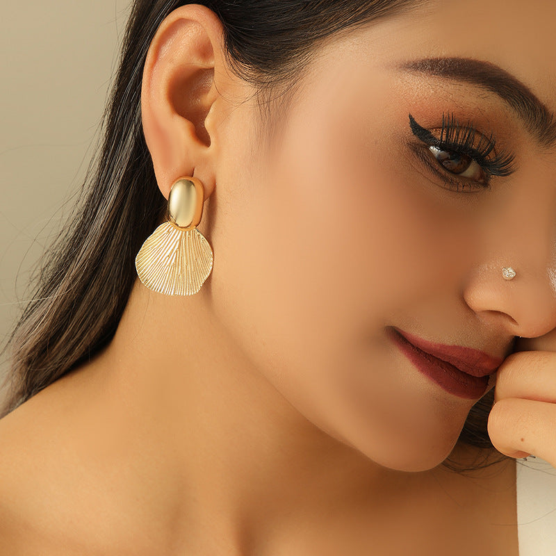 Ladies Hanging Earrings with Luxurious Leaf Design Fashion Glam
