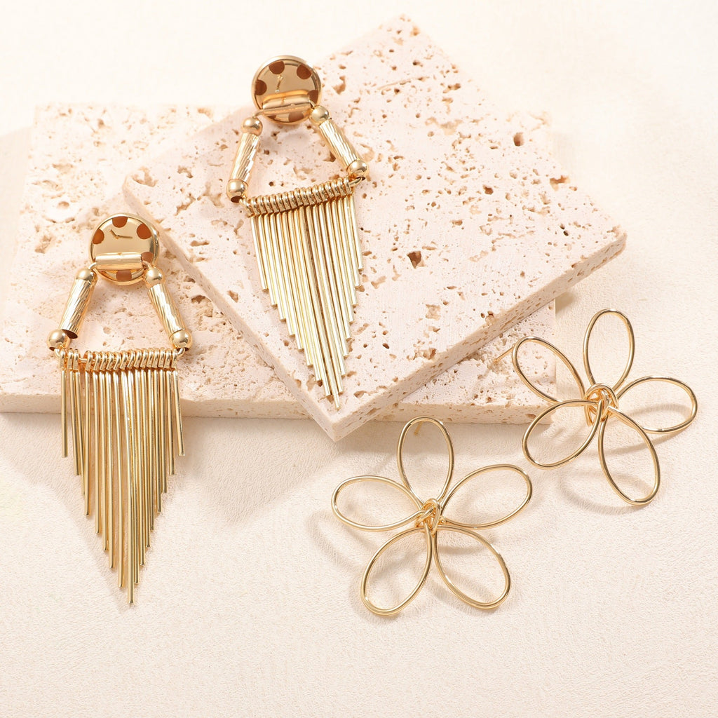 Ladies Hanging Earrings in Artistic Flower Design Fashion Glam