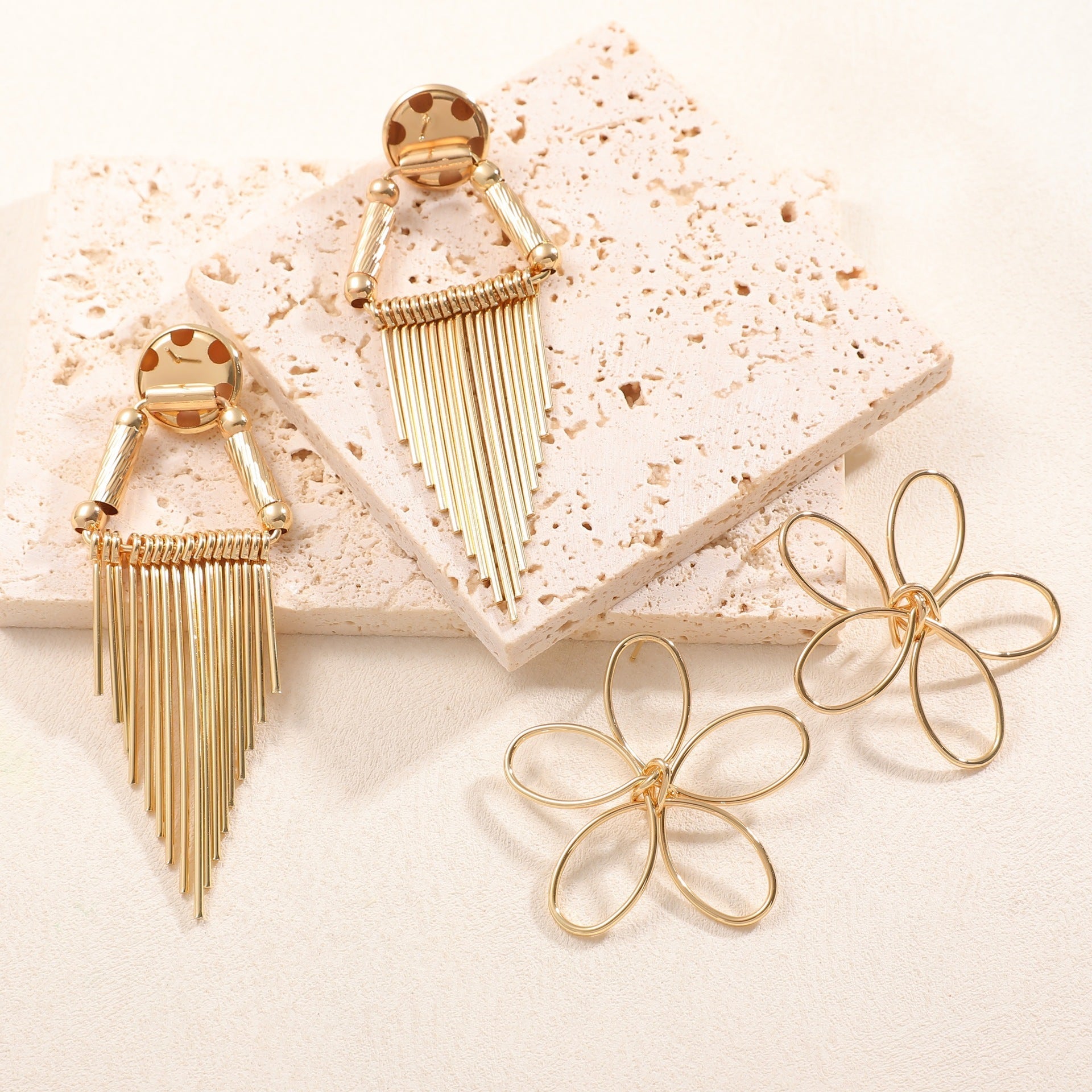 Ladies Hanging Earrings in Artistic Flower Design Fashion Glam