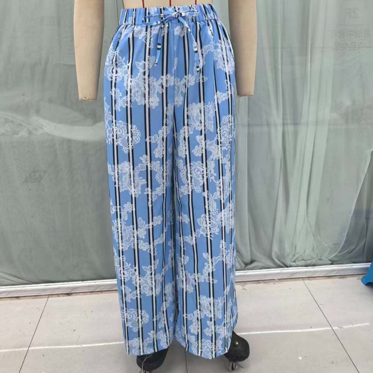 Women's wide palazzo pants with elastic drawstring waistband and floral lace look Fashion Glam