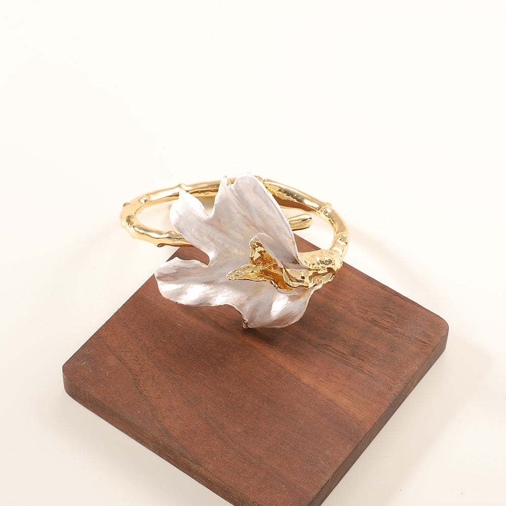 Women's bracelet with intricate flower design Fashion Glam