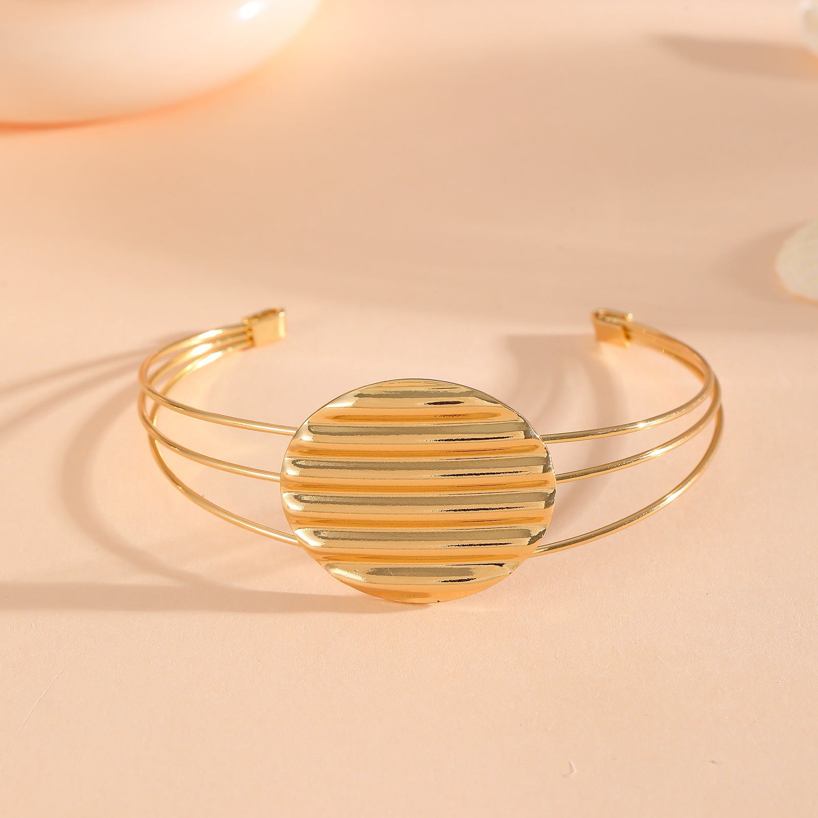 Women's bracelet with intricate bow design Fashion Glam