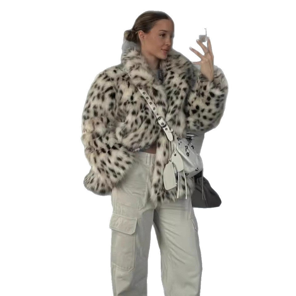 Women's short jacket made of synthetic fur in Dalmatian look with boxy silhouette and wide shawl collar Fashion Glam