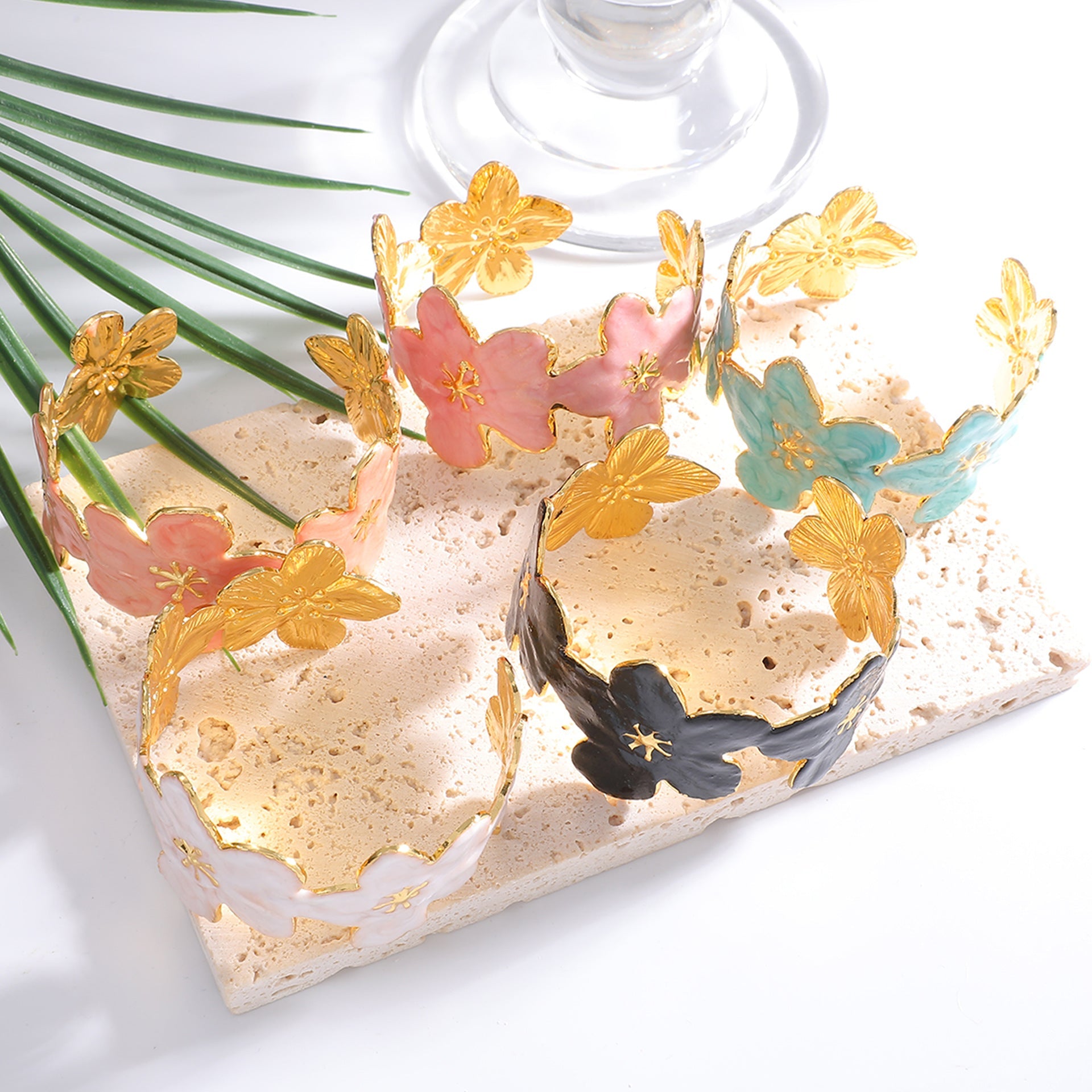 Ladies' bangle with floral motifs Fashion Glam