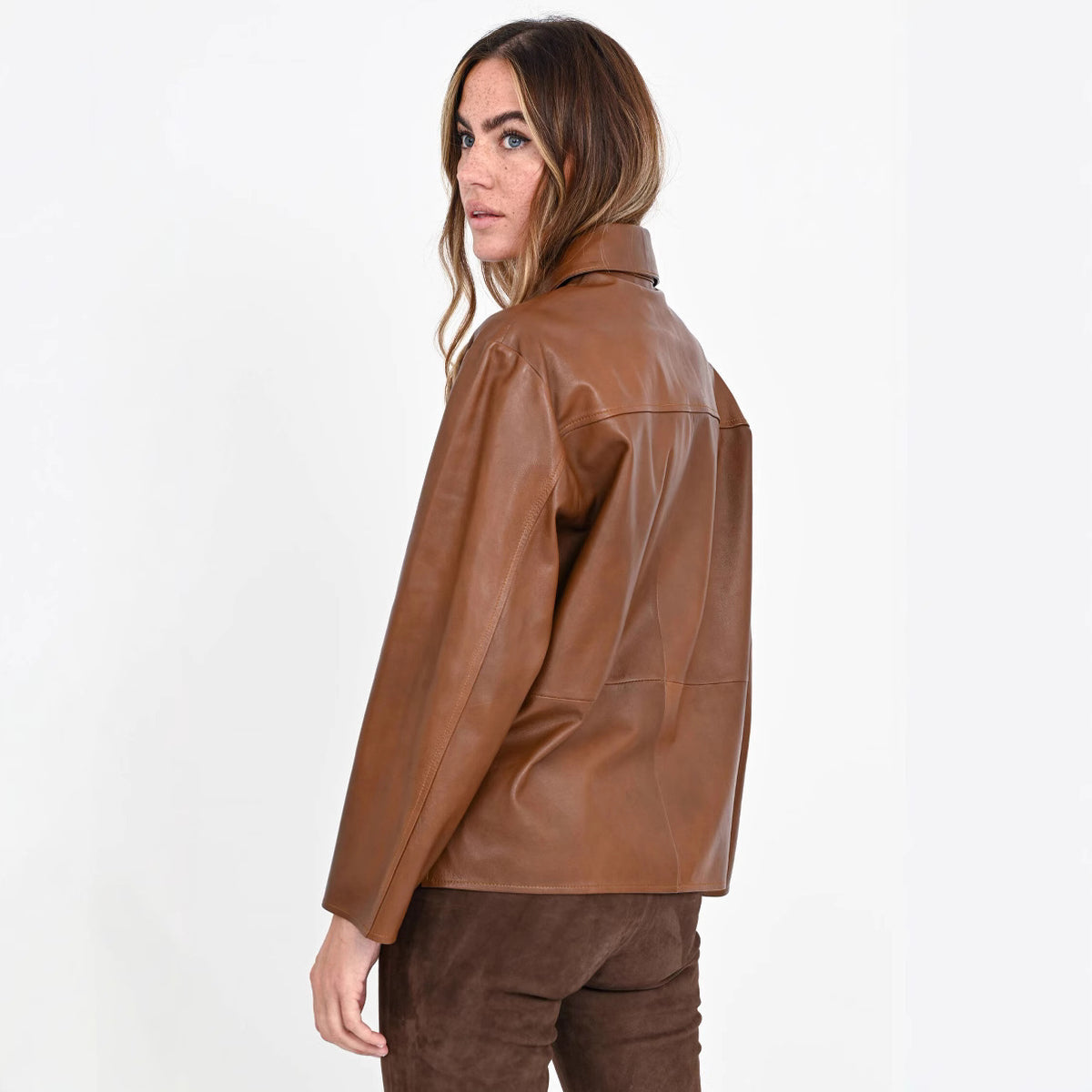 Women's short jacket made of faux leather in shirt jacket style with applied breast pocket Fashion Glam