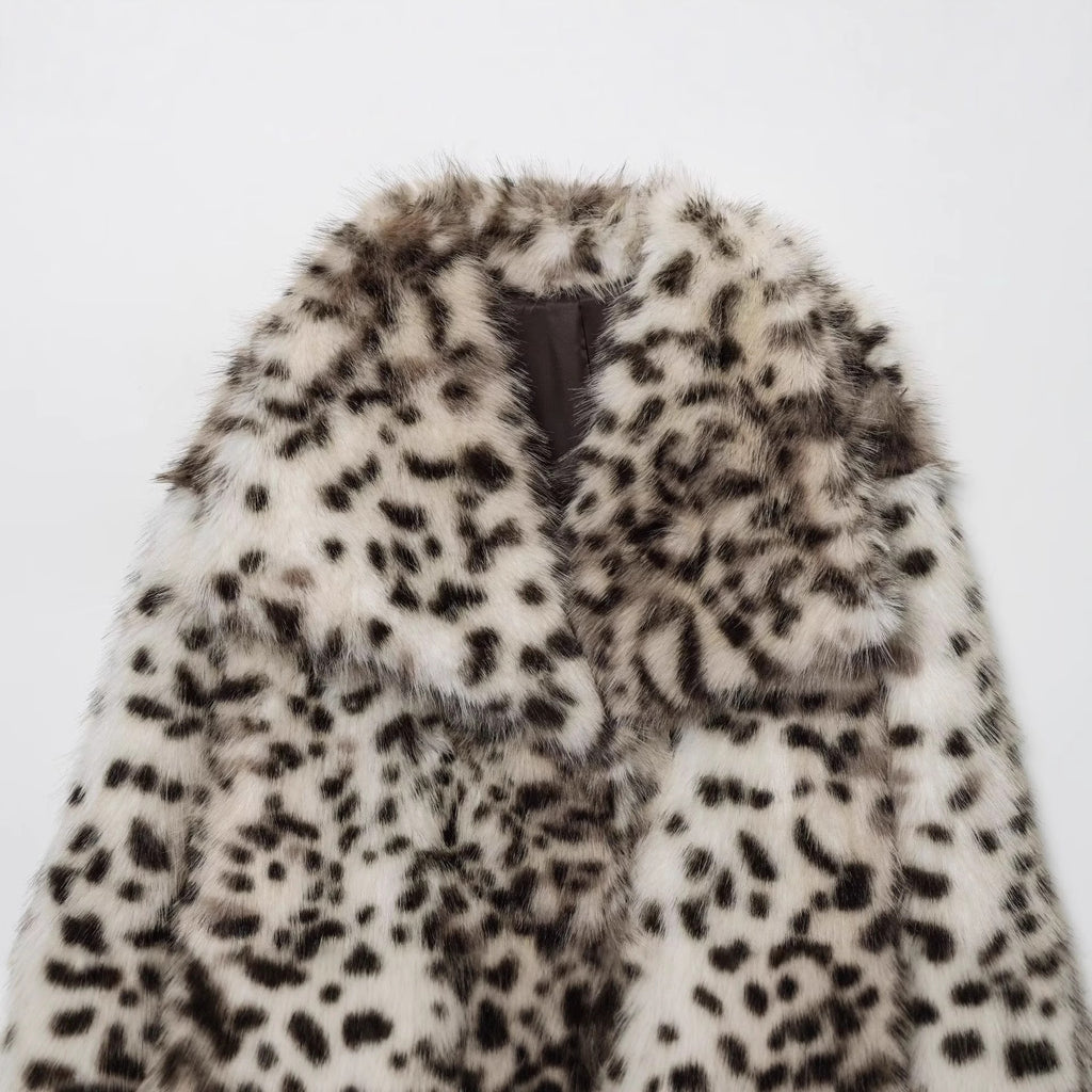 Ladies short jacket made of faux fur with leopard print and voluminous shawl collar Fashion Glam