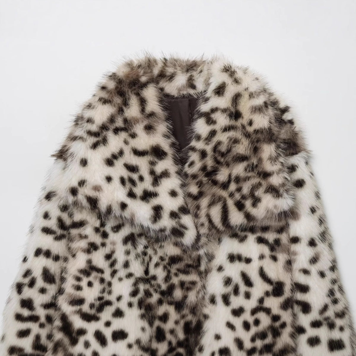 Ladies short jacket made of faux fur with leopard print and voluminous shawl collar Fashion Glam
