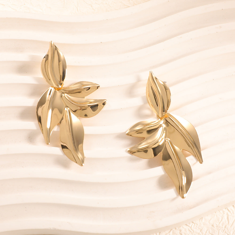 Women’s earrings with elegant leaf design Fashion Glam