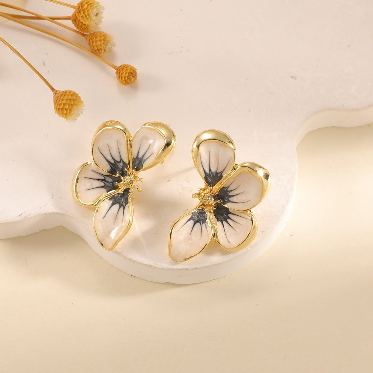 Women's ear clips in elegant floral design with a glossy coating Fashion Glam