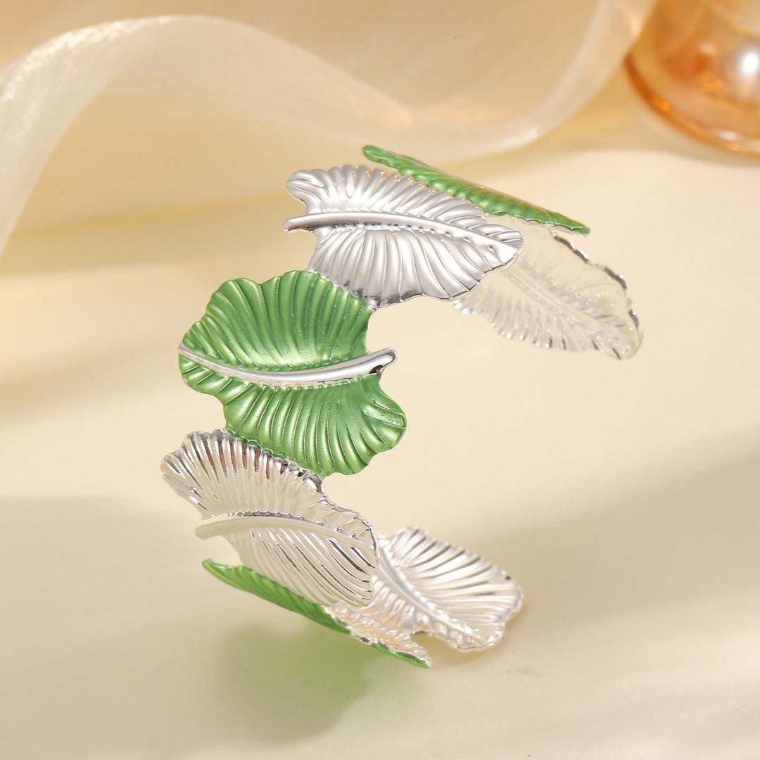 Women’s bracelet with elaborate leaf design Fashion Glam