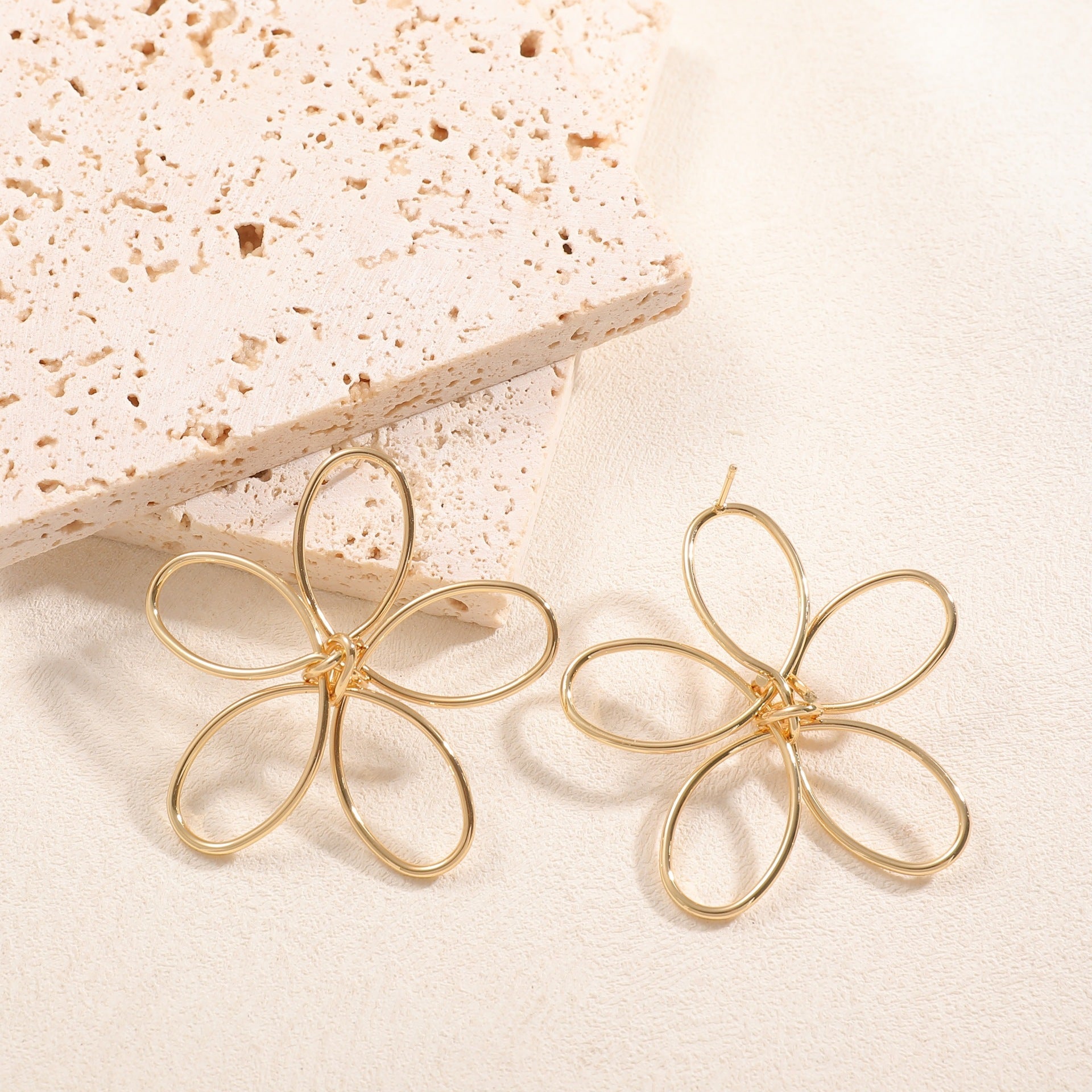 Ladies Hanging Earrings in Artistic Flower Design Fashion Glam