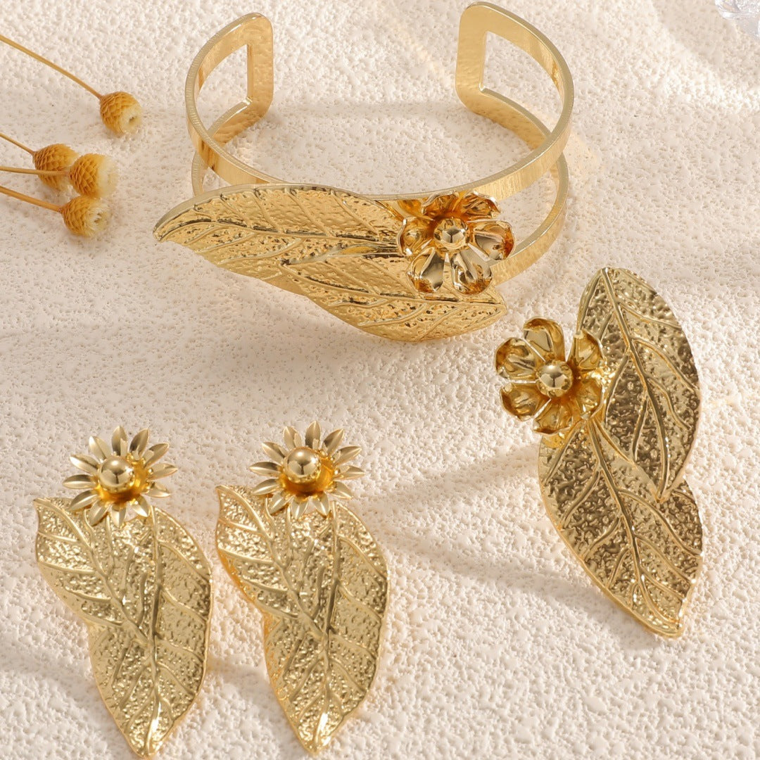 Ladies bangle with elaborate leaf design Fashion Glam