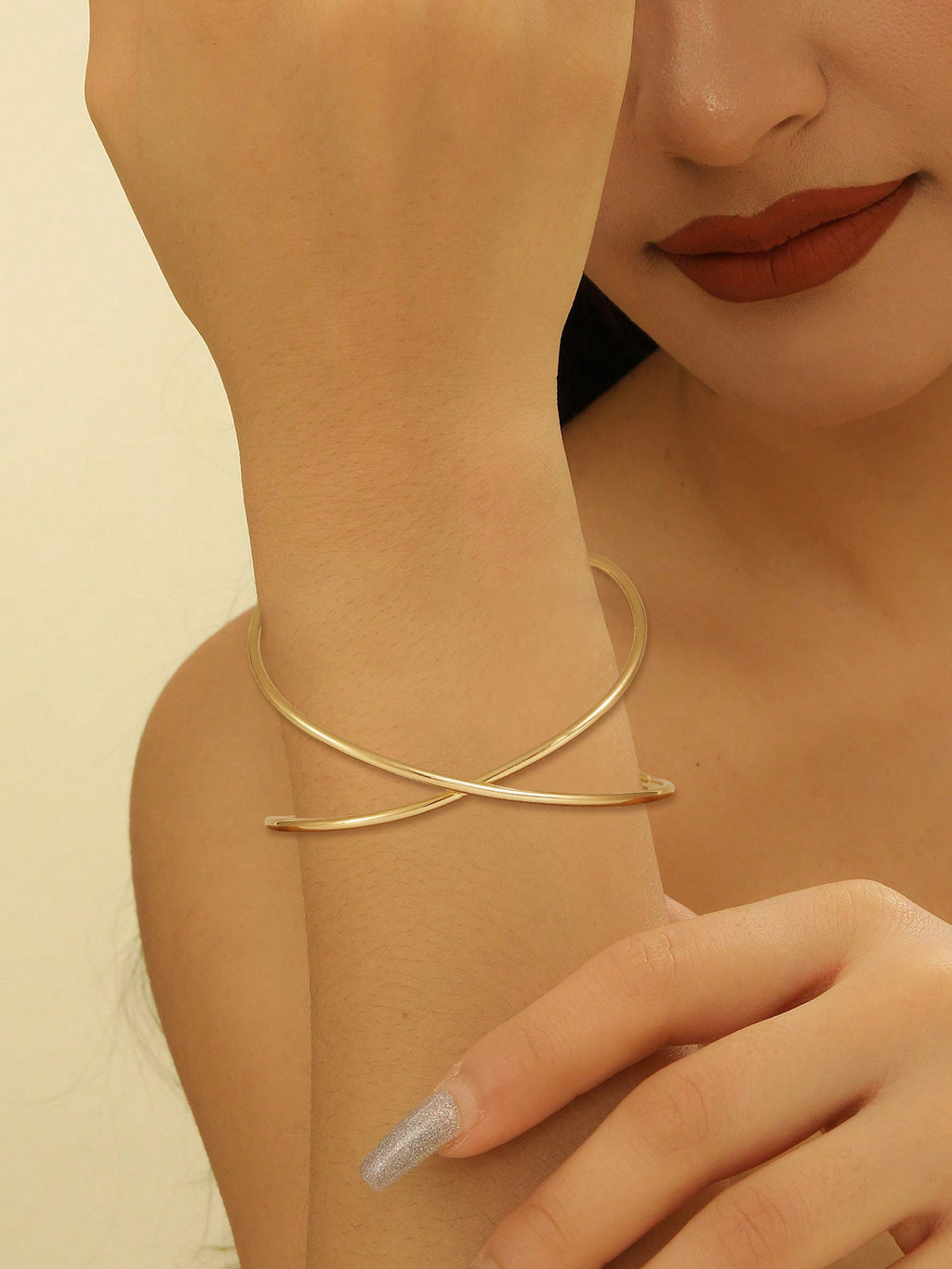 Ladies' bangle with elegant curved design Fashion Glam
