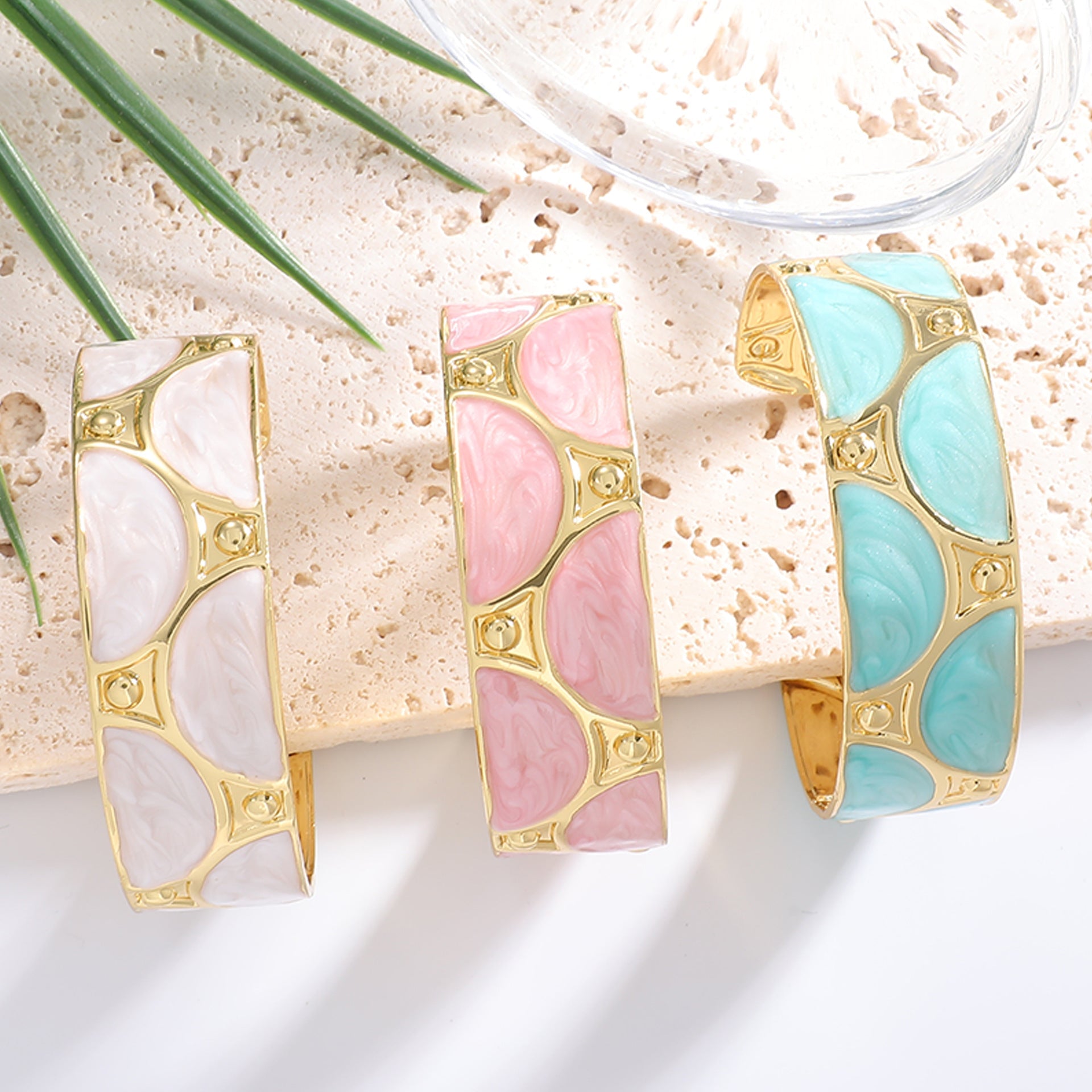 Women's cuff bracelet with artistic design Fashion Glam