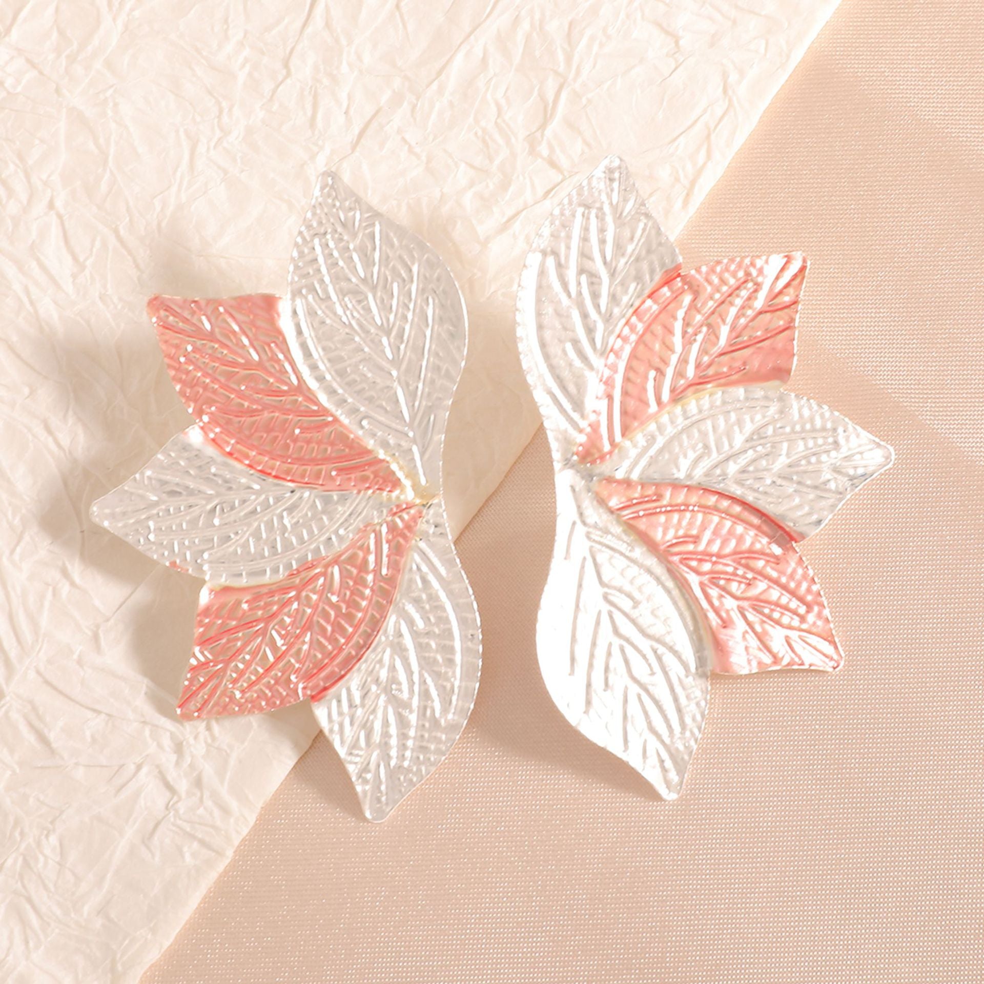 Women’s hair accessory with elaborate leaf design Fashion Glam