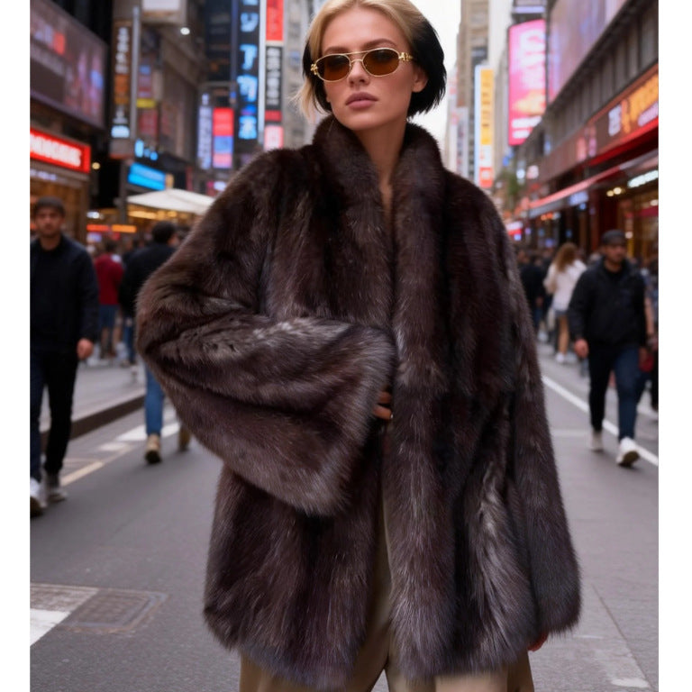 Women's short coat made of luxurious synthetic fur with straight cut Fashion Glam