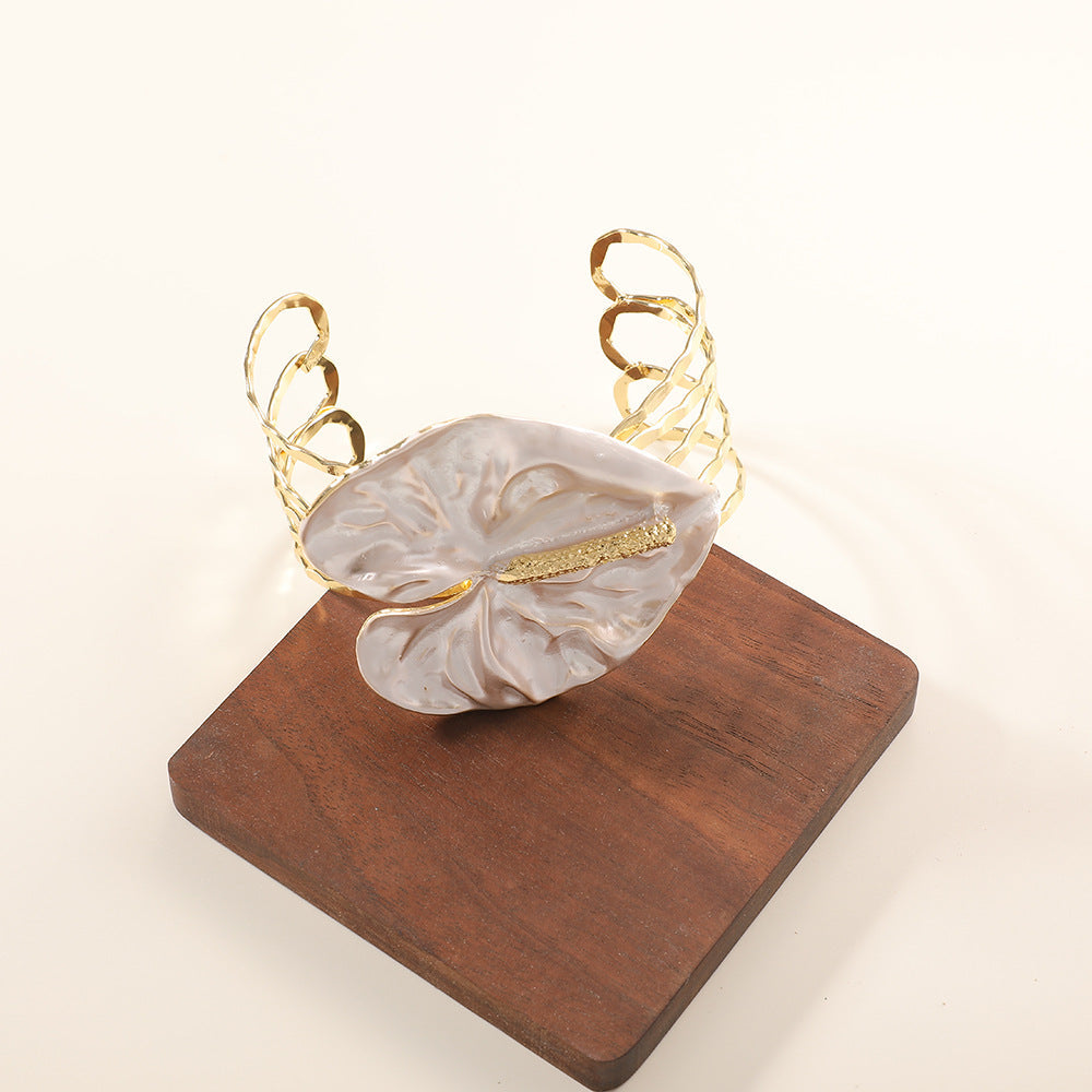 Women's bracelet with intricate flower design Fashion Glam