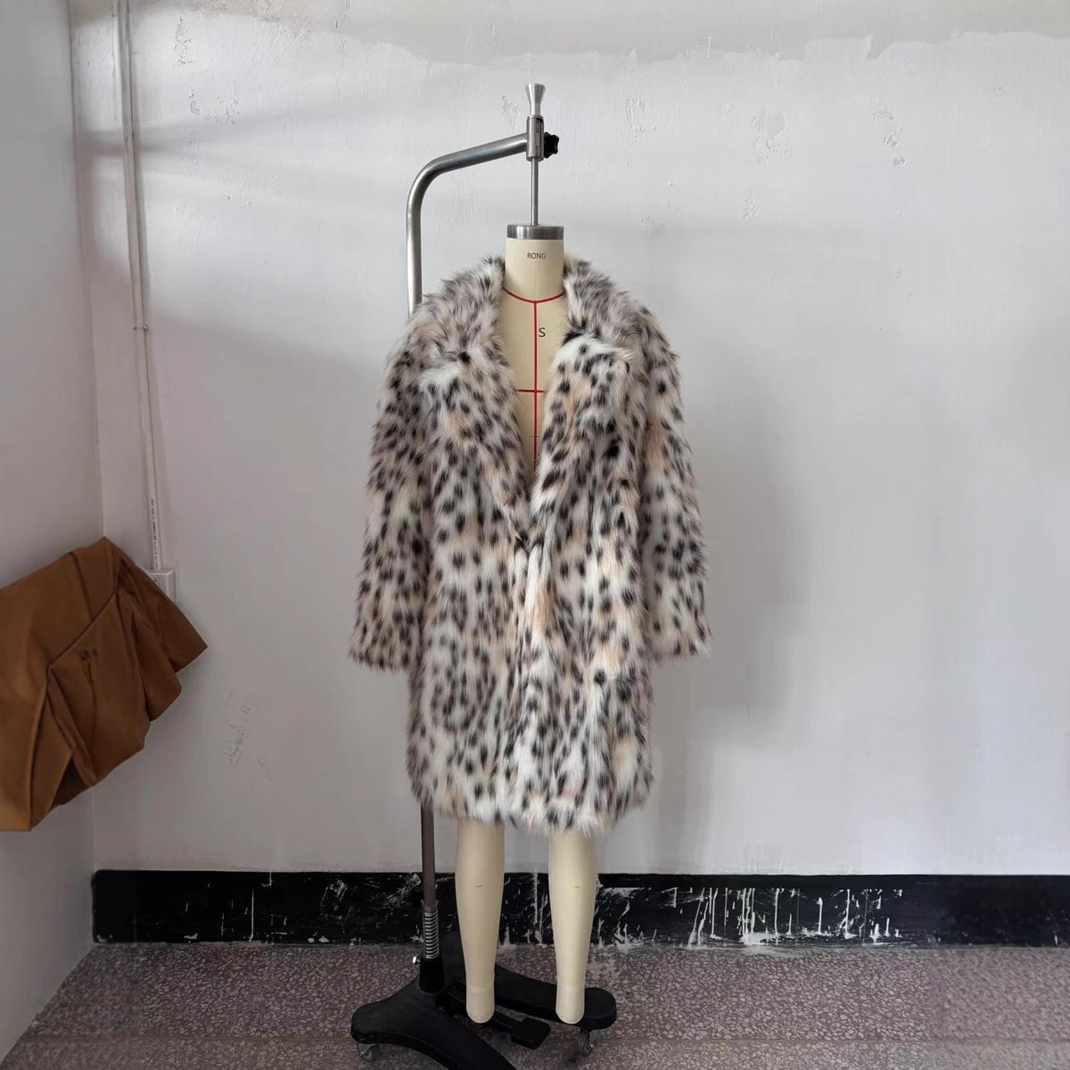 Women's midi coat made of faux fur with leopard print, oversized fit and shawl collar Fashion Glam