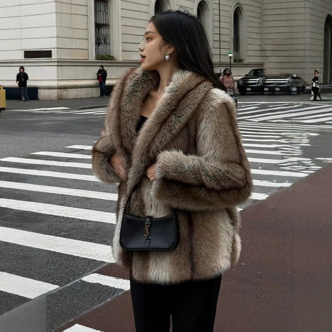 Women's short coat made of voluminous faux fur with wide shawl collar Fashion Glam