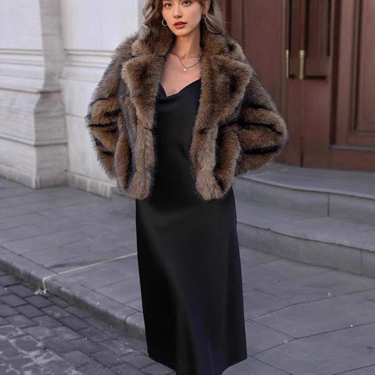 Ladies short jacket made of dense artificial fur with generous shawl collar Fashion Glam