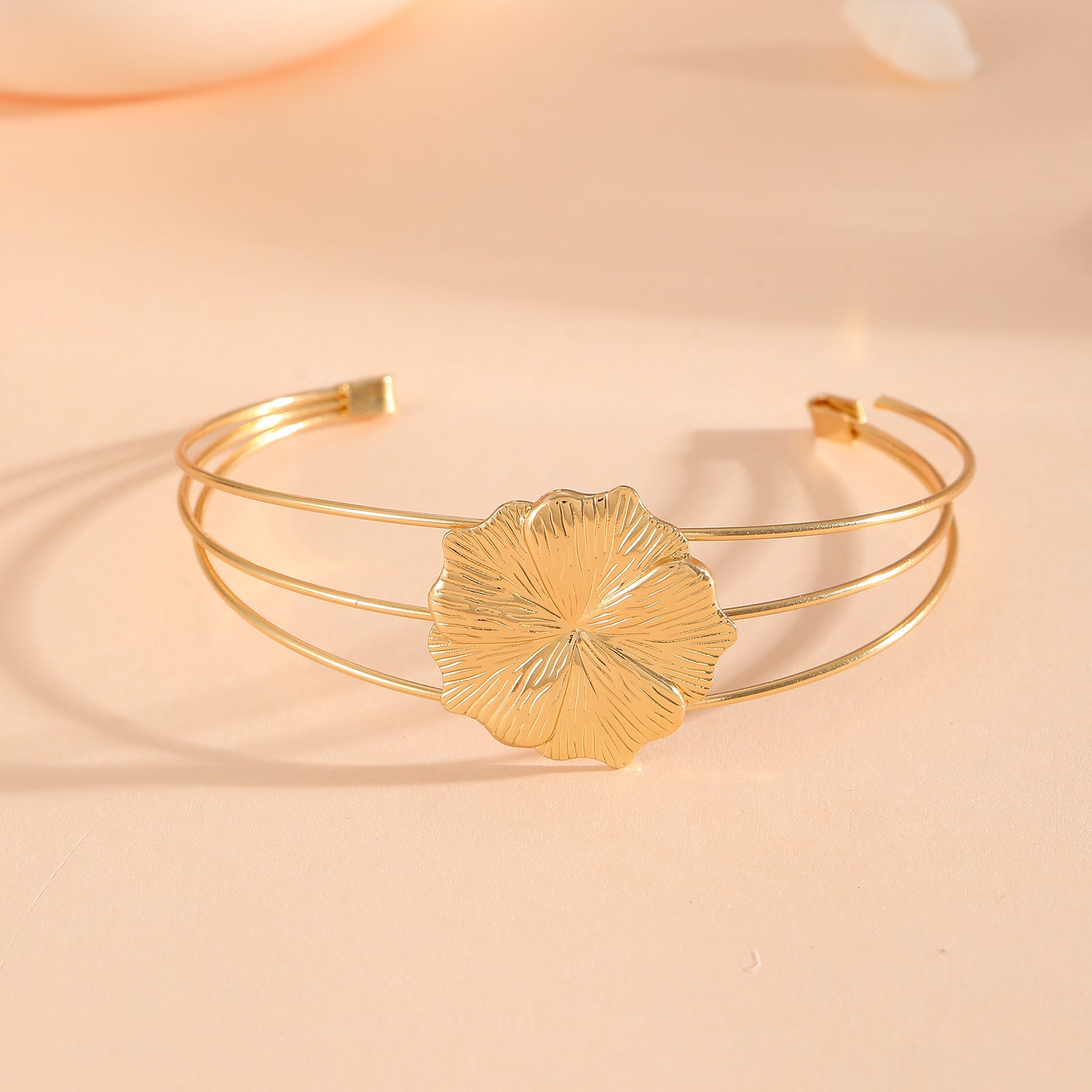 Women's bracelet with intricate bow design Fashion Glam