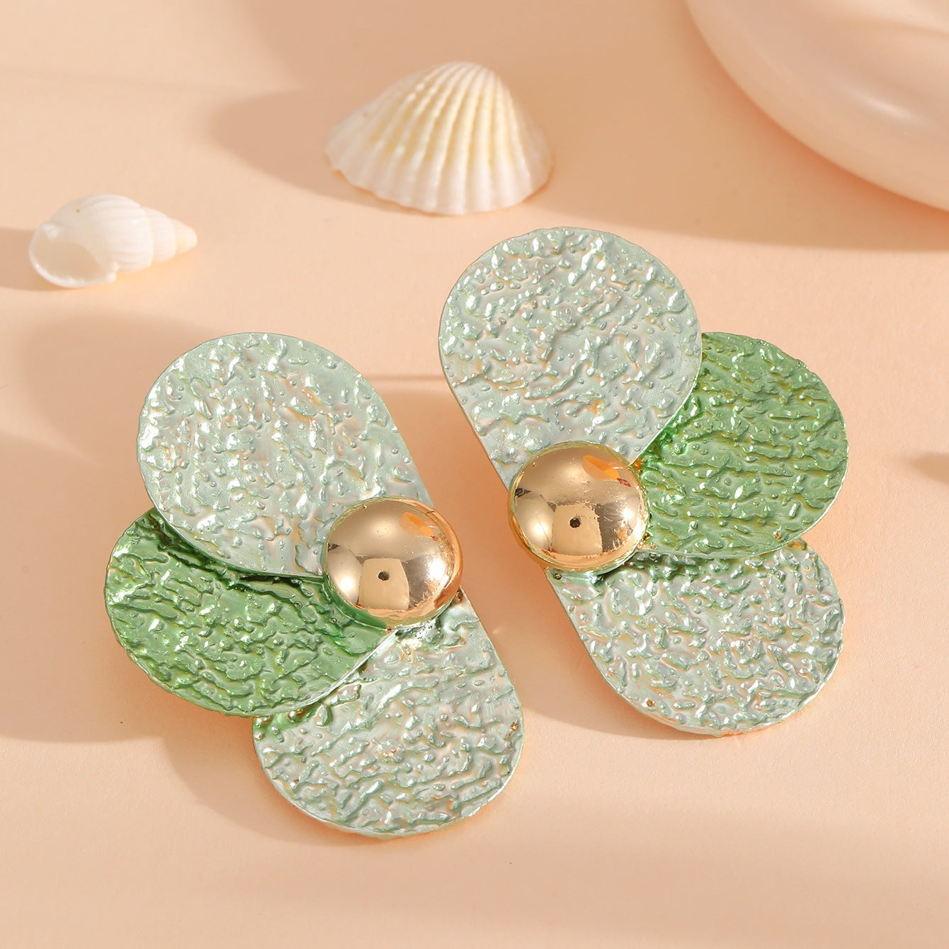 Women's ear clips in elaborate floral pattern Fashion Glam