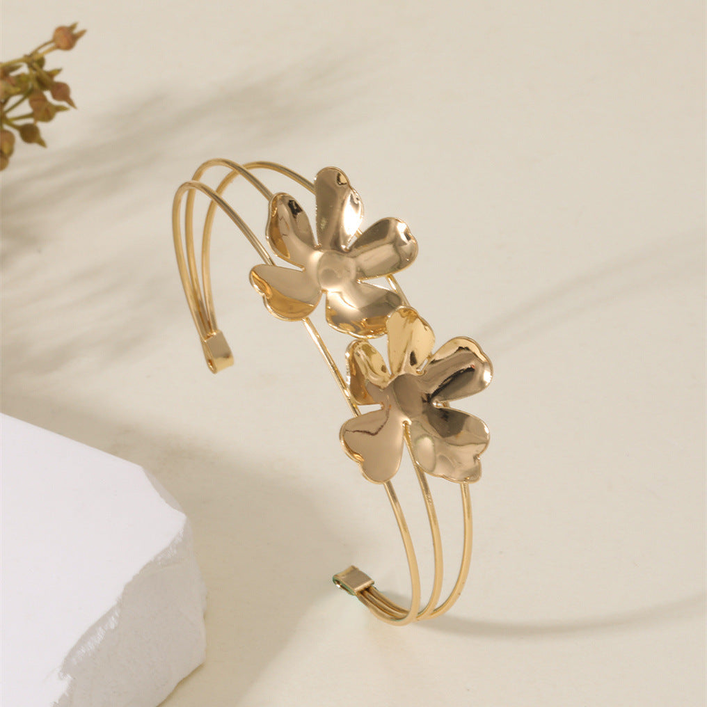 Women's cuff bracelet with artistic leaf motif Fashion Glam