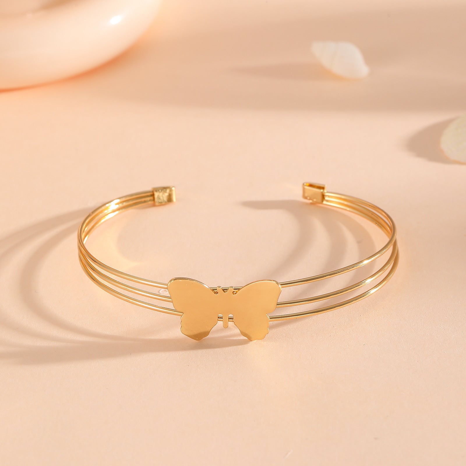 Women's bracelet with intricate bow design Fashion Glam